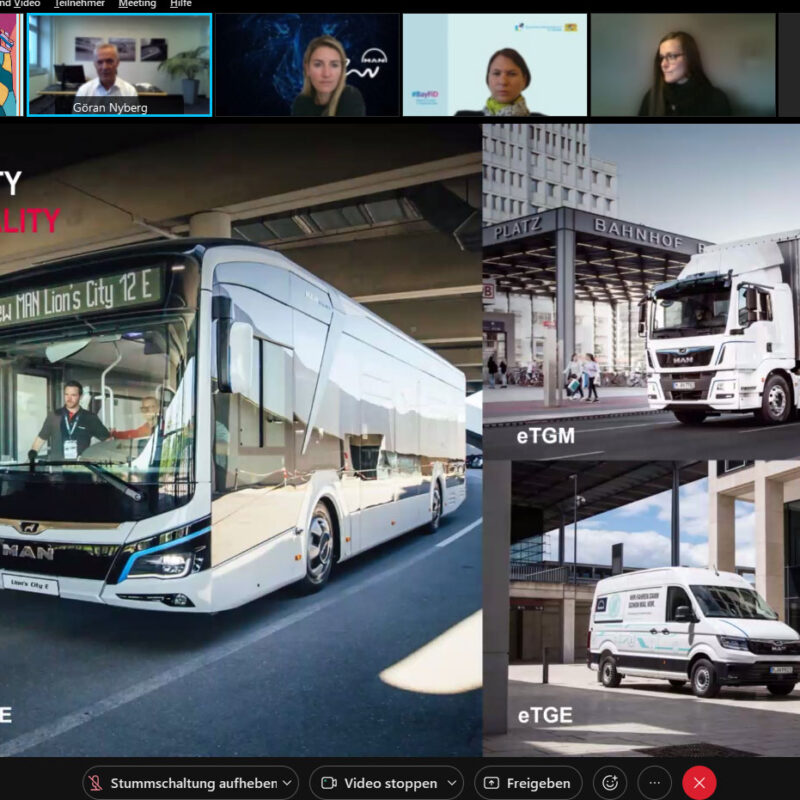 Screenshot des virtuellen Events, der Fahrzeuge der Firma MAN zeigt