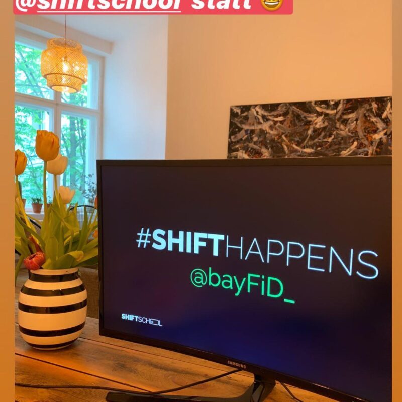 Screenshot einer Instagram-Story mit dem Bild eines Computer-Monitors, der eine Präsentation mit dem Titel "#shifthappens @bayfid_" zeigt. Darüber der Text "Heute findet unser virtueller BayFiD Workshop in Kooperation mit @shiftschool statt"