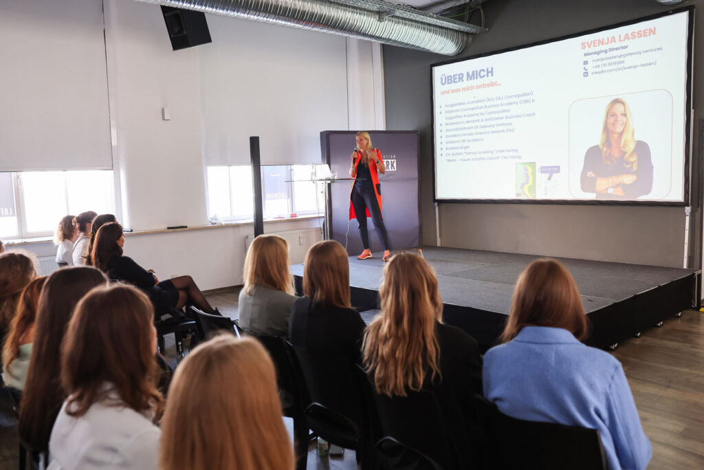 Rolemodel Svenja Lassen hält einen Vortrag